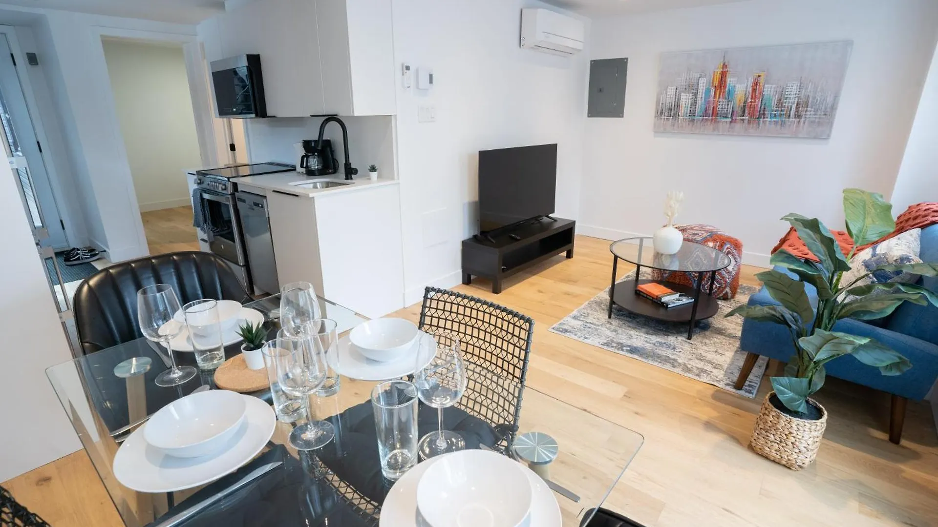 Superb 2 Bed Downtown 2Min To Metro Apartment Montreal
